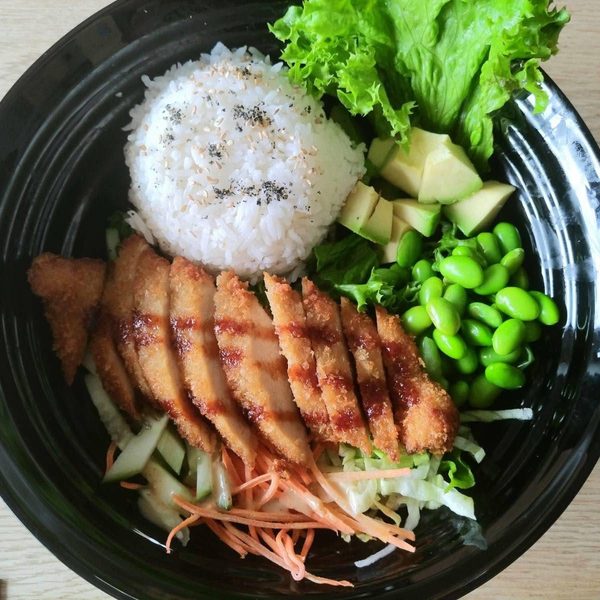 Reis-Bowl mit paniertem Sojaprotein, Avocado und Edamame
