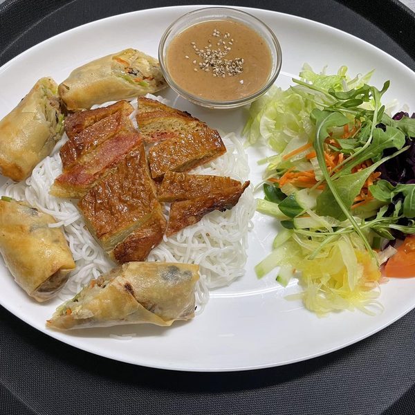 Bún mit Frühlingsrollen, Sojasteak und Erdnuss-Soße